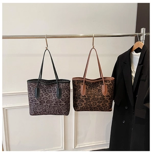 Detailansicht großer Shopper mit Leopardenmuster in Grau und Braun an einem Kleiderbügel