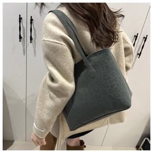 Détail du sac cabas gris à motif léopard montrant la bandoulière et la grande capacité