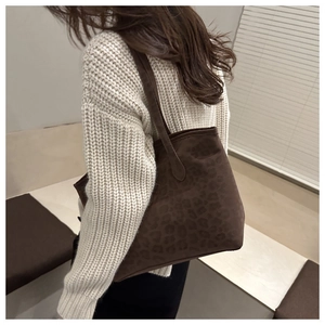 Gros plan sur le sac cabas léopard en texture daim montrant la grande capacité et le style