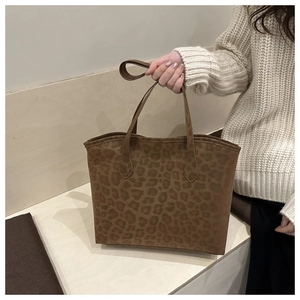 Gros plan détaillé d'un sac cabas imprimé léopard marron en texture daim doux