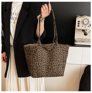 Vista detallada del bolso tote grande con estampado de leopardo y ropa elegante