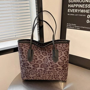 Große Shopper-Tasche mit Leopardenmuster und schwarzen Lederhenkeln