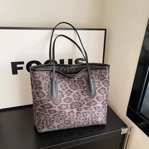 Große Shopper-Tasche mit Leopardenmuster und schwarzen Griffen in Grauviolett