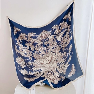 Élégant foulard en soie de 90cm bleu marine avec motifs floraux et oiseaux pour femmes