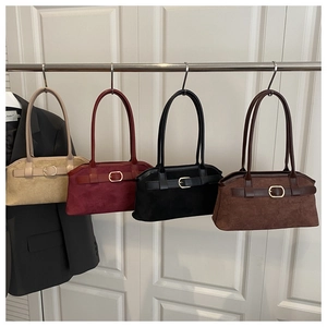 Détail de quatre sacs portés épaule en velours avec boucles dorées en beige et bordeaux
