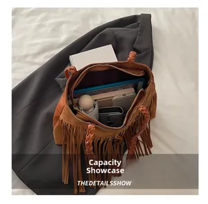 Vue intérieure d'un sac à franges marron montrant la capacité pour tablette et parapluie