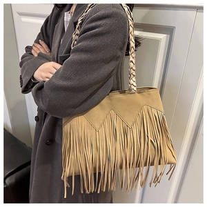 Vue détaillée du sac cabas à franges marron avec bandoulière tressée bohème