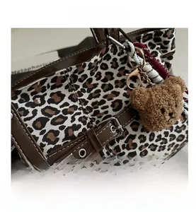 Detail der Wildleder-Tote Bag mit Leopardenmuster, Lederbesatz und Bärenanhänger