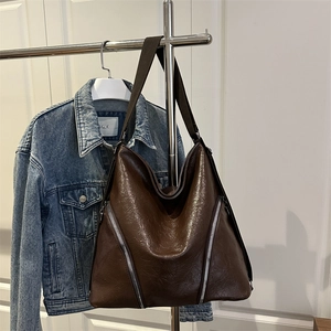 Sac hobo marron grande capacité en similicuir brillant avec double fermeture éclair
