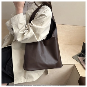 Vue détaillée du grand sac cabas en similicuir marron montrant sa texture et son style hobo