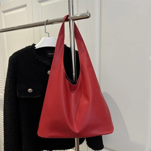 Grand sac fourre-tout hobo rouge minimaliste en similicuir avec bandoulière intégrée