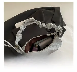 Dettaglio della borsa a mezzaluna argento con grande capacità per telefono e portafoglio