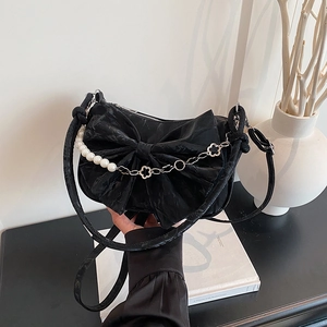 Elegante borsa a tracolla nera con fiocco, catena di perle e tessuto testurizzato