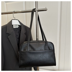 Detail of the high-quality black PU leather texture and shoulder strap of this tote bag