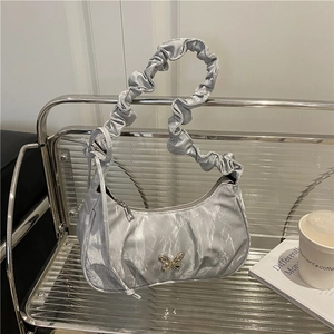 Borsa sottobraccio in raso argento con fibbia a farfalla e manico a pieghe moda inverno 2025