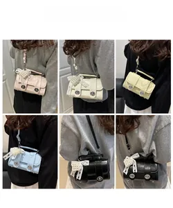 Collage de sacs à bandoulière en similicuir avec fermoir en métal et nœud en perles