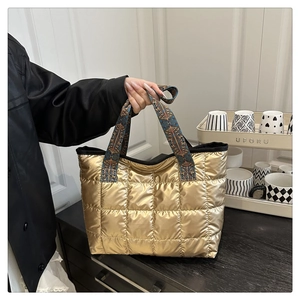 Detail der metallisch goldenen Stepp-Tote mit Griffen im Ethno-Muster-Stil