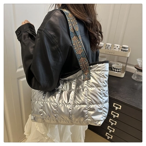 Borsa tote trapuntata argento con ampia tracolla in stile etnico vivace indossata
