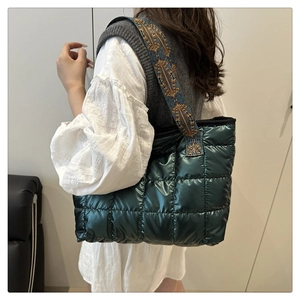 Détail du sac cabas matelassé vert foncé avec bandoulière brodée de style ethnique