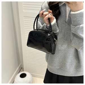Glänzende schwarze Lackleder-Minihandtasche mit Goldbeschlägen und Doppelgriffen