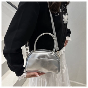 Nahaufnahme der silbernen Metallic-Bowlingtasche mit Doppelgriffen und Schultergurt