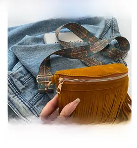 Détail du sac en daim marron avec franges et bandoulière à motif géométrique rétro