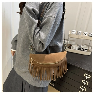 Détail du sac en daim marron à franges avec bandoulière jacquard à motifs ethniques