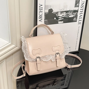 Sac à main rose chic avec bordure en dentelle et nœuds dans un cadre contemporain