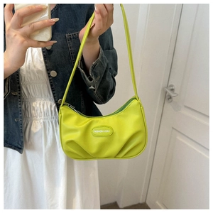 Dettaglio della borsa a spalla arricciata verde lime in morbida pelle PU con patch moda