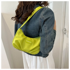 Dettaglio borsa hobo verde neon con fondo a pieghe e patch logo Fashion & Bag