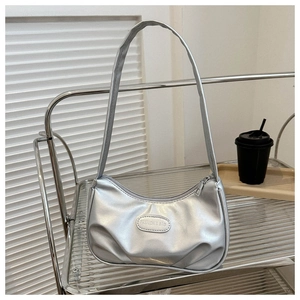 Borsa baguette argento metallizzato con logo FASHION & BAG su scaffale in metallo