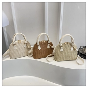 Bolsos tejidos a mano en blanco, marrón y verde con asas de cuero y herrajes dorados
