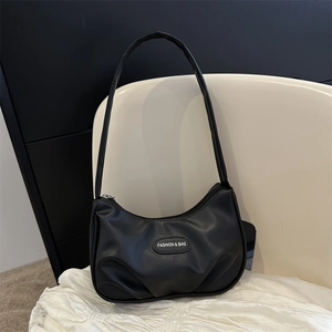 Borsa a mezzaluna in pelle PU nera minimalista con pieghe eleganti e tracolla alla moda