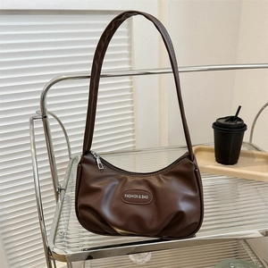Elegante borsa hobo marrone a mezzaluna da donna con texture in pelle e cerniera