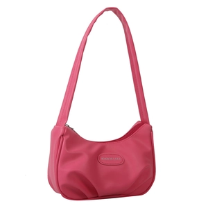 Borsa a spalla a mezzaluna rosa con dettagli increspati ed emblema di tendenza