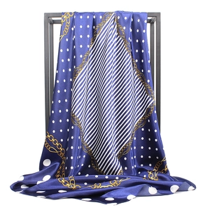Carré de soie satiné bleu marine avec pois blancs, rayures et motifs de chaînes dorées