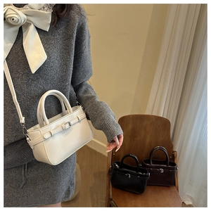 Trois sacs à main minimalistes en cuir blanc, noir et marron avec bandoulières fines