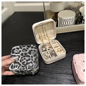 Details quadratischer Schmuckorganizer in Leopardenplüsch, Ledercreme und Steppmuster-Pink