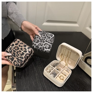 Drei Reise-Schmuckkästchen in Leoparden- und Beige-PU-Leder mit ordentlichen Fächern