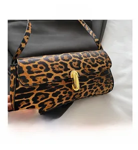 Detail der Leoparden-Handtasche mit goldener Metallschnalle und hochwertiger Textur