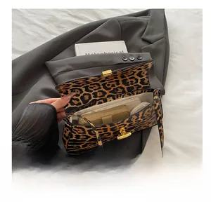 Detailansicht des großen Innenraums dieser modischen Hobo-Schultertasche mit Leopardenmuster