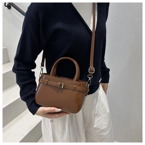 Détail du sac à bandoulière en cuir PU marron avec boucle en métal et sangle