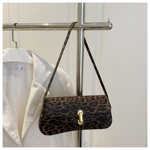 Detailansicht der Schultertasche mit Leopardenmuster und elegantem goldener Metallschloss