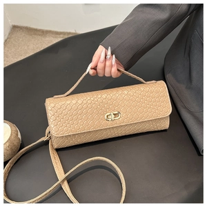 Sac carré tissé beige avec fermoir rotatif doré et une poignée supérieure élégante