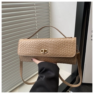 Détail du sac en similicuir tissé avec fermoir CD doré et bandoulière élégante