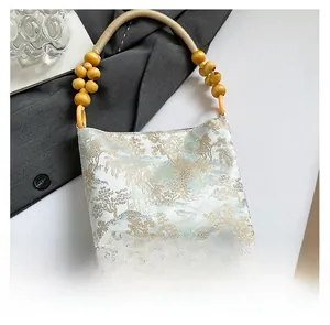 Detail der eleganten China-Weidenstickerei auf einer hellgrünen Jacquard-Tasche