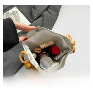 Makroaufnahme der Jacquard-Tasche innen mit Platz für Handy und Kosmetikartikel