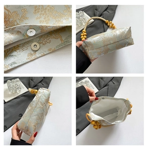 Details einer blauen Brokat-Tasche mit Holzperlengriff und goldener Stickerei