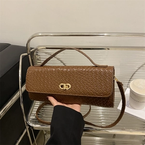 Sac bandoulière carré marron à texture tressée avec fermoir en métal doré pour femme
