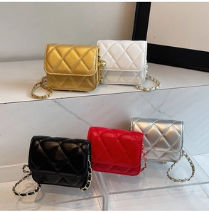 Vue détaillée des mini sacs matelassés à chaîne en cinq couleurs sur un présentoir